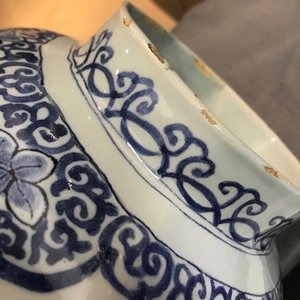 Une garniture de trois vases en faïence de Delft bleu et blanc à décor chinoiserie, 2ème moitié du 17ème — photo 15