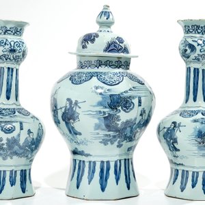 Une garniture de trois vases en faïence de Delft bleu et blanc à décor chinoiserie, 2ème moitié du 17ème — photo 2