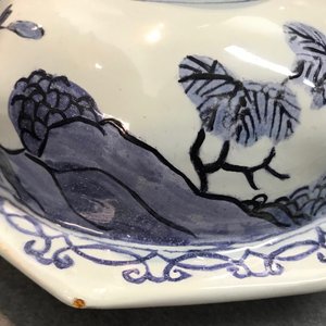 Une garniture de trois vases en faïence de Delft bleu et blanc à décor chinoiserie, 2ème moitié du 17ème — photo 8