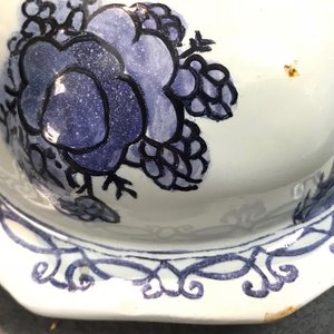 Une garniture de trois vases en faïence de Delft bleu et blanc à décor chinoiserie, 2ème moitié du 17ème — photo 9