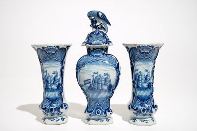 Une garniture de trois vases en faïence de Delft bleu et blanc à décor marin, 18ème