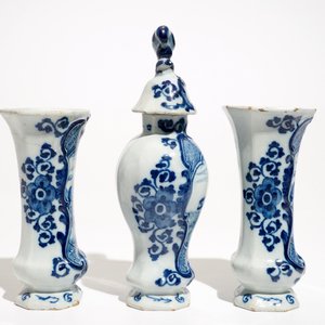 Une garniture de trois vases en faïence de Delft bleu et blanc à décor marin, 18ème — photo 4