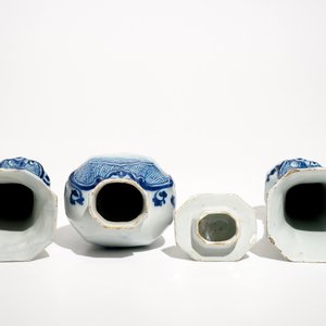 Une garniture de trois vases en faïence de Delft bleu et blanc à décor marin, 18ème — photo 5
