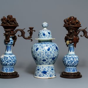 Une garniture de trois vases en faïence de Delft bleu et blanc aux montures en bois, 18ème — photo 3