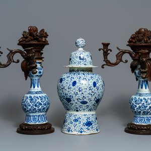 Une garniture de trois vases en faïence de Delft bleu et blanc aux montures en bois, 18ème — photo 5