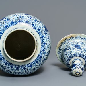Une garniture de trois vases en faïence de Delft bleu et blanc aux montures en bois, 18ème — photo 7