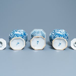 Une garniture de trois vases en faïence de Delft en bleu et blanc, 18ème — photo 6