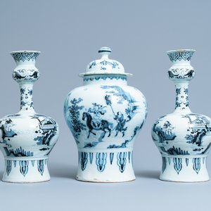 Une garniture de trois vases en faïence de Delft en bleu et blanc à décor de chinoiserie, 17/18ème — photo 1