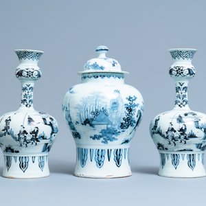 Une garniture de trois vases en faïence de Delft en bleu et blanc à décor de chinoiserie, 17/18ème — photo 2
