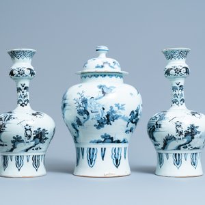 Une garniture de trois vases en faïence de Delft en bleu et blanc à décor de chinoiserie, 17/18ème — photo 4