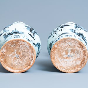 Une garniture de trois vases en faïence de Delft en bleu et blanc à décor de chinoiserie, 17/18ème — photo 6