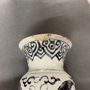 Une garniture de trois vases en faïence de Delft en bleu et blanc à décor de chinoiserie, 17/18ème — photo 9