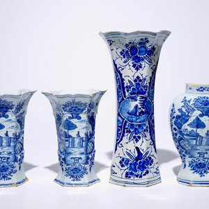 Une garniture de trois vases et un grand vase individuel en faïence de Delft bleu et blanc, 18ème — photo 1
