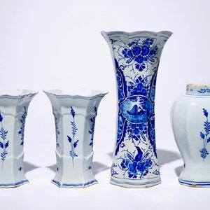 Une garniture de trois vases et un grand vase individuel en faïence de Delft bleu et blanc, 18ème — photo 3