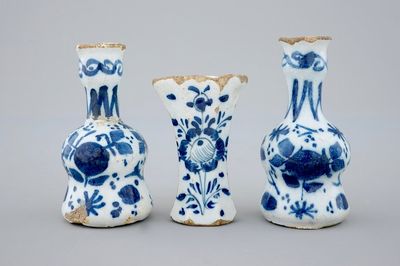 Une garniture miniature de 3 pièces en faïence de Delft, 18ème