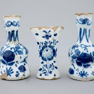 Une garniture miniature de 3 pièces en faïence de Delft, 18ème — photo 1