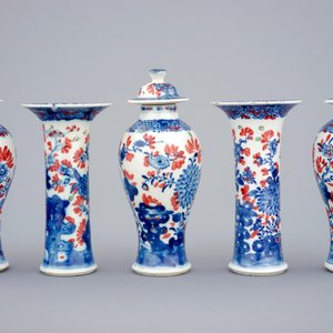 Une garniture miniature de 5 pièces en porcelaine de Chine bleu et blanc surdécoré, Qianlong, 18ème — photo 2