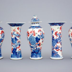 Une garniture miniature de 5 pièces en porcelaine de Chine bleu et blanc surdécoré, Qianlong, 18ème — photo 3