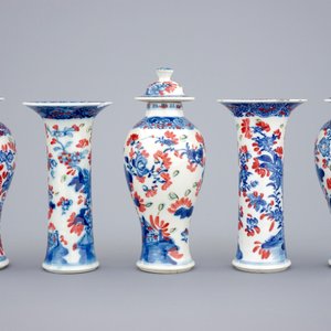 Une garniture miniature de 5 pièces en porcelaine de Chine bleu et blanc surdécoré, Qianlong, 18ème — photo 4