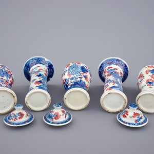 Une garniture miniature de 5 pièces en porcelaine de Chine bleu et blanc surdécoré, Qianlong, 18ème — photo 6