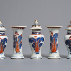 Une garniture miniature de cinq vases en porcelaine de Chine de style Imari, Kangxi — photo 2