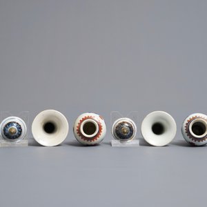 Une garniture miniature de cinq vases en porcelaine de Chine de style Imari, Kangxi — photo 6