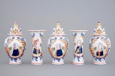 Une garniture orangiste de cinq pièces en faïence de Delft, 19ème