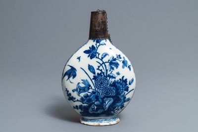 Une gourde en faïence de Delft en bleu et blanc à monture en argent, début du 18ème