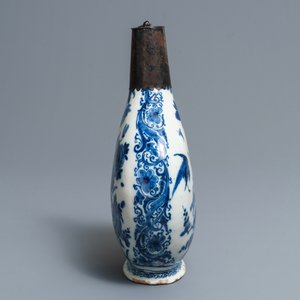 Une gourde en faïence de Delft en bleu et blanc à monture en argent, début du 18ème — photo 2