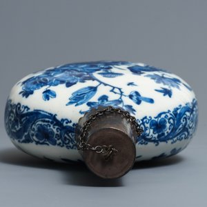 Une gourde en faïence de Delft en bleu et blanc à monture en argent, début du 18ème — photo 6