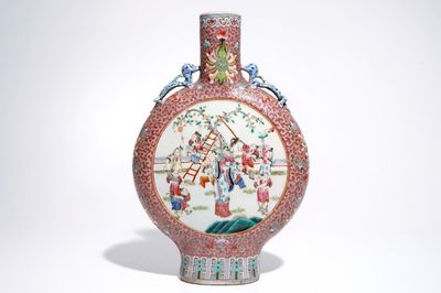 Une gourde en porcelaine de Chine famille rose, 19/20ème