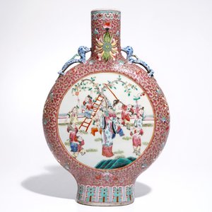 Une gourde en porcelaine de Chine famille rose, 19/20ème — photo 1