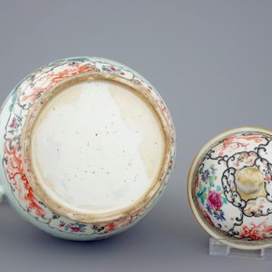 Une grande aiguière en porcelaine de Chine famille rose à décor mandarin, Qianlong, 18ème — photo 7