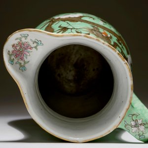 Une grande aiguière et son bassin en porcelaine de Chine aux dragons noirs sur fond citron vert, 19ème — photo 8