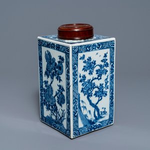 Une grande boîte à thé en porcelaine de Chine bleu et blanc à décor floral, Kangxi — photo 1