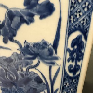 Une grande boîte à thé en porcelaine de Chine bleu et blanc à décor floral, Kangxi — photo 15