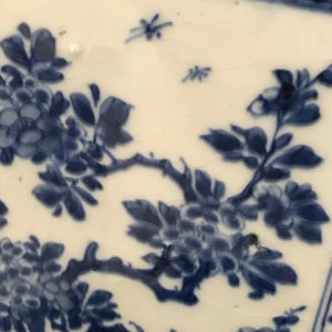 Une grande boîte à thé en porcelaine de Chine bleu et blanc à décor floral, Kangxi — photo 17