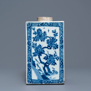Une grande boîte à thé en porcelaine de Chine bleu et blanc à décor floral, Kangxi — photo 4