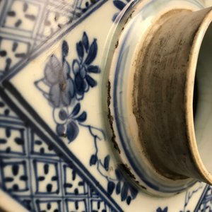 Une grande boîte à thé en porcelaine de Chine bleu et blanc à décor floral, Kangxi — photo 8