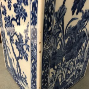 Une grande boîte à thé en porcelaine de Chine bleu et blanc à décor floral, Kangxi — photo 10