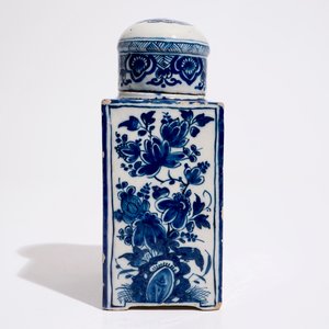 Une grande boîte à thé et son couvercle en faïence de Delft bleu et blanc, vers 1700 — photo 2
