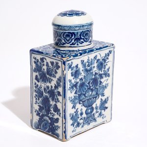 Une grande boîte à thé et son couvercle en faïence de Delft bleu et blanc, vers 1700 — photo 7