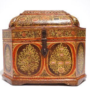 Une grande boîte en papier mâché peint et bois, Qajar, Iran, 19ème — photo 2