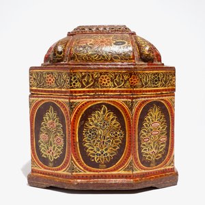 Une grande boîte en papier mâché peint et bois, Qajar, Iran, 19ème — photo 3