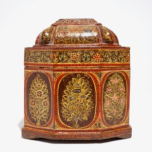 Une grande boîte en papier mâché peint et bois, Qajar, Iran, 19ème — photo 5