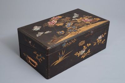 Une grande boîte rectangulaire en laque incrusté de nacre, Chine, 19ème