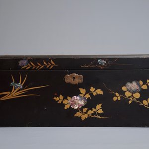 Une grande boîte rectangulaire en laque incrusté de nacre, Chine, 19ème — photo 4