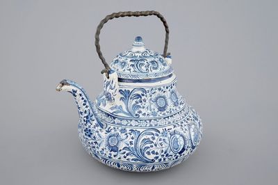 Une grande bouilloire en faïence bleu et blanche de Bolsward, la Frise, 18ème