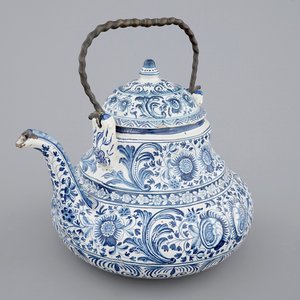 Une grande bouilloire en faïence bleu et blanche de Bolsward, la Frise, 18ème — photo 1