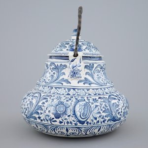 Une grande bouilloire en faïence bleu et blanche de Bolsward, la Frise, 18ème — photo 3